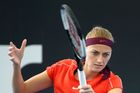 Kvitová na prvním turnaji v sezoně skončila v osmifinále, Plíšková český duel zvládla