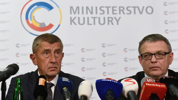 Premiér Andrej Babiš a nynější ministr kultury Lubomír Zaorálek. Výsledky kontroly se však týkají jeho dvou předchůdců - Antonína Staňka (ČSSD) a Ilji Šmída (za ANO).