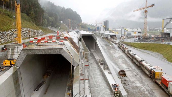 OBRAZEM: Nejdelší železniční tunel světa proražen pod Gothardem