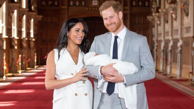 Britský princ Harry a jeho manželka Meghan s novorozeným synem, který dostal jméno Archie.