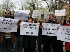 11. dubna 2007: Romové protestovali před Úřadem vlády. Chtěli, aby Jiří Čunek kabinet kvůli protiromským výrokům ihned opustil.