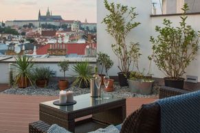 Proměna bytu: Vybouráním koupelny vznikla ložnice se vstupem na terasu a výhledem na Pražský hrad