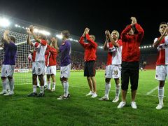 Poražení hráči Slavie Praha děkují hlasitě povzbuzujícím fanouškům na domácím hříšti v Edenu.