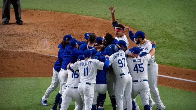 Baseballisté Los Angeles Dodgers slaví vítězství v MLB 2020.