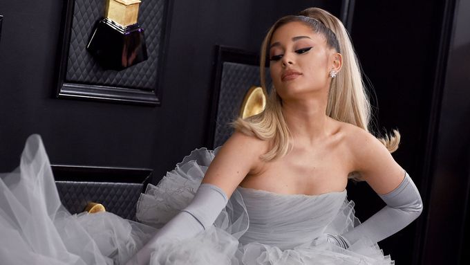 Ariana Grande na lednovém předávání cen Grammy.
