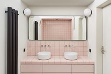 Růžová koupelna a kachličky jako ze 30. let. Proměna bytu pomrkává na první republiku