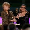 Debbie Reynolds přijímá cenu od své dcery Carrie Fisher (Screen Actors Guild Awards v Los Angeles)