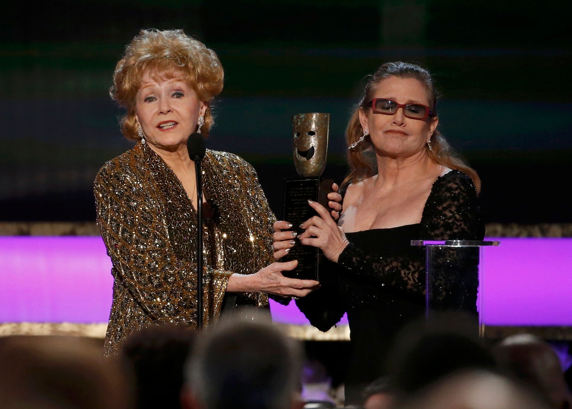 Debbie Reynolds přijímá cenu od své dcery Carrie Fisher (Screen Actors Guild Awards v Los Angeles)
