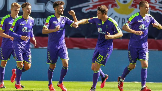 Hráči Freiburgu slaví gól v zápase s RB Lipsko