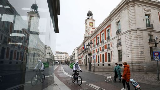 Ticho pustého Madridu podle agentury AFP narušuje štěkání psů prohánějících se po prázdných chodnících.