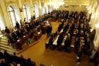 Sněmovna navrhuje vládě zrušit 14 politických stran