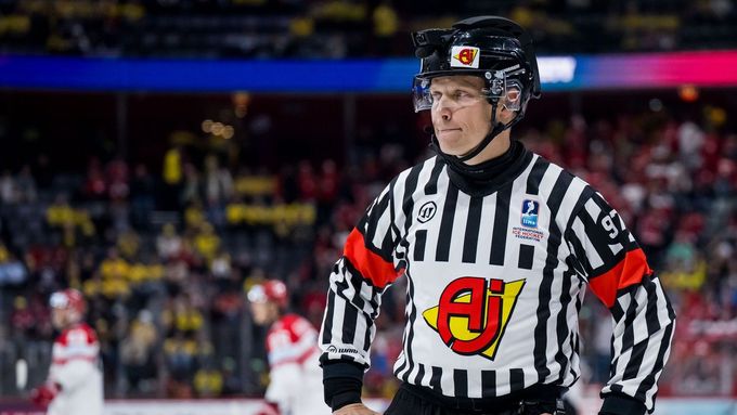 Český rozhodčí Jan Hribik na hokejovém MS 2025