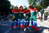 Fanouškovský karneval tak velkého turnaje by se neobešel bez kreativních kostýmů. Jihoafričané se poskládali do schématu národní vlajky.