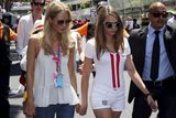 Cara Delevingneová byla spolu se svojí sestrou Poppy jedním z prominentních hostů závodů formule 1...