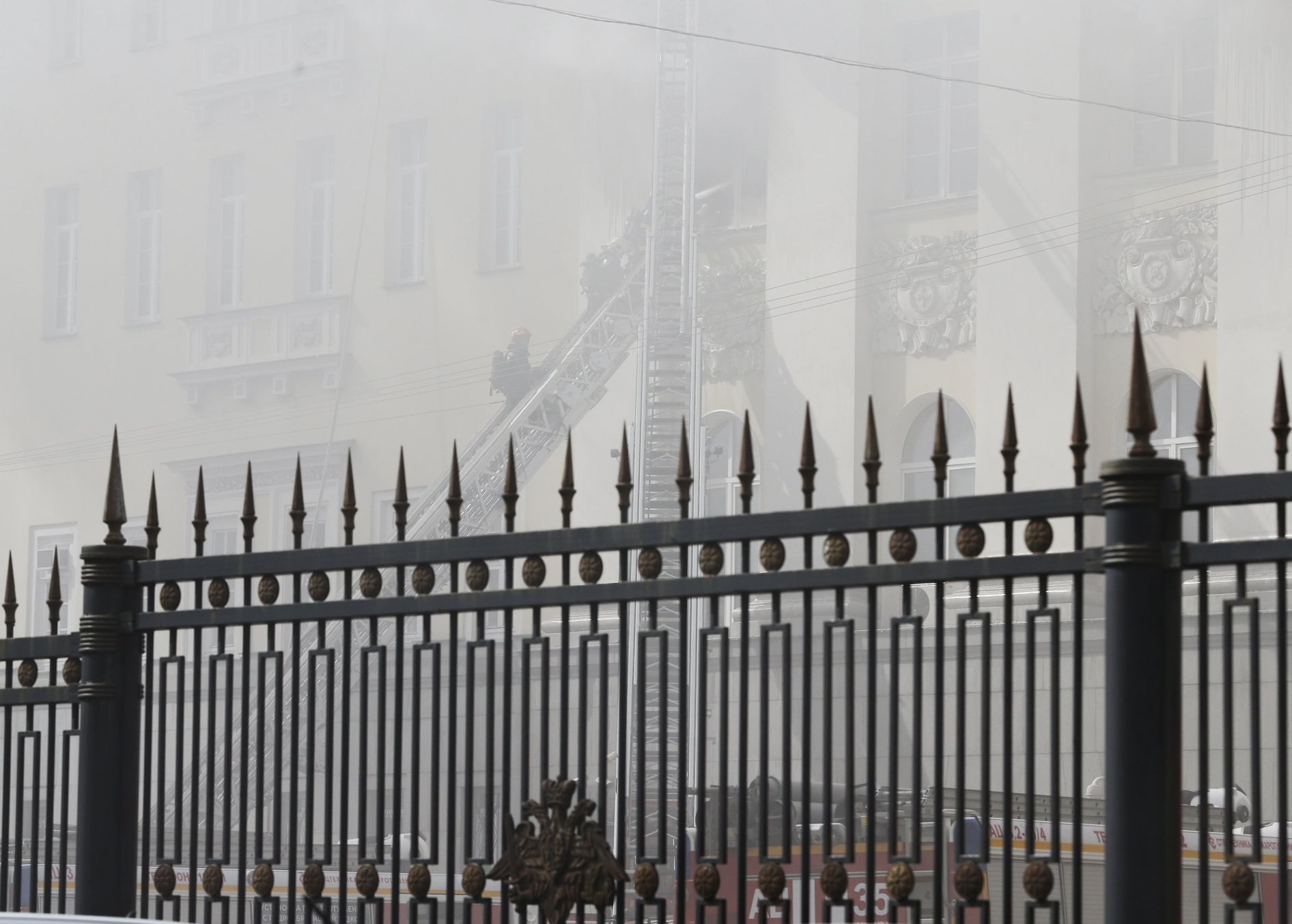 Rusko požár ministerstva obrany Firefighters work to extinguish fire at Russian Defence Ministry's building in central Moscow