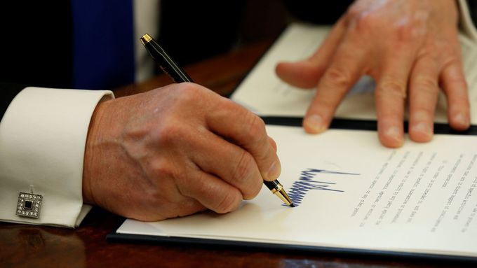 Donald Trump podepisuje jedno z prezidentských nařízení.