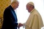 Ovčáček a bývalý velvyslanec se pohádali o Zemana u papeže