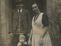 František Suchý jako malé dítě s matkou a otcem, ředitelem strašnického krematoria.
