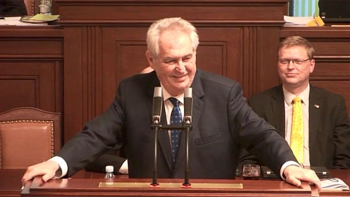 Boj proti bezzásahovosti bude jedním z hlavních myšlenkových odkazů Miloše Zemana. (Snímek z jeho lobovací řeči v Poslanecké sněmovně.)