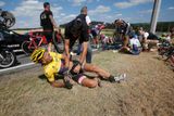 Žlutý dres se stal osudným i Fabianu Cancellarovi. Ten se zapletl do hromadného pádu už ve třetí etapě a kvůli několika zlomeným obratlům svoji poslední Tour v kariéře také nedokončil.