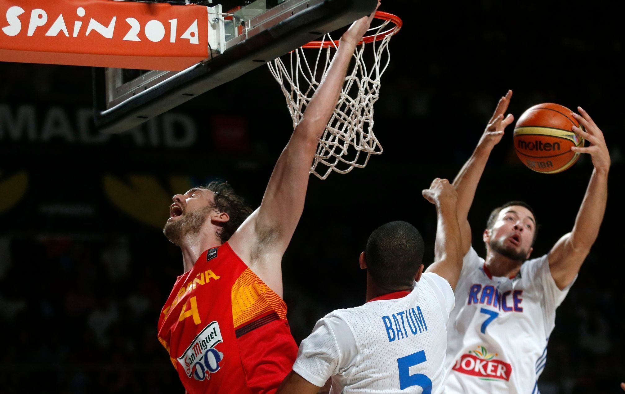 MS v basketbalu 2014: Španělsko - Francie (P. Gasol, Batum, Lauvergne)
