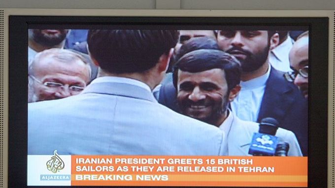 Íránský prezident (vpravo) před televizními kamerami vystrojeným vojákům (zády ke kameře) osobně popřál "hodně štěstí"