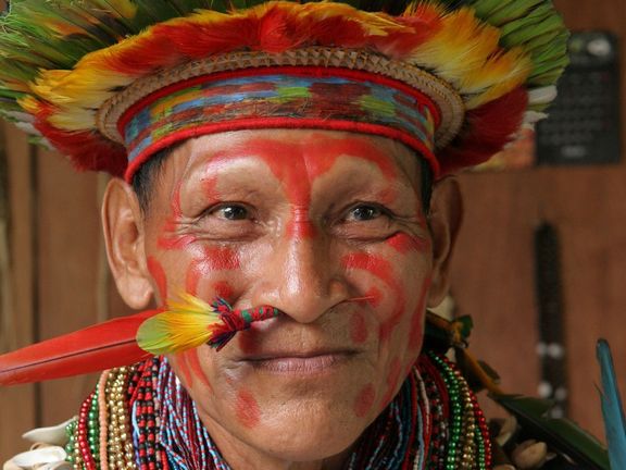 Amazonský šaman, který "léčí vírou".