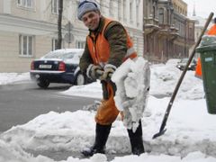 Pracovník technických služeb Pavel Vachář odsekává led z chodníků v centru Ostravy. Nekonečné úpravě zledovatělých chodníků, které jsou příčinou mnoha úrazů, se věnuje se svým kolegou již od Silvestra.