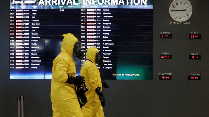 Tým specialistů zkontroloval, zda na letišti v Kuala Lumpuru nezůstaly stopy prudce jedovaté látky VX: