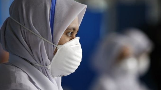 Malajsijská zdravotnice čeká na letišti v Kuala Lumpuru na přílet letadla z Los Angeles. Pasažéři musejí projít kontrolou, zda nejsou nakaženi prasečí chřipkou.