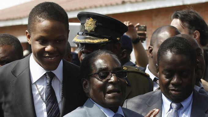 Robert Mugabe krátce poté, co 31. července 2013 odevzdal svůj hlas ve volbách.