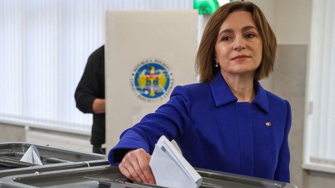 Prezidentka Moldavska Maia Sanduová volí v parlamentních volbách 2025 před zraky médií. Kišiněv, 28. září 2025.