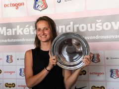 Vondroušová pózuje s trofejí pro poraženou finalistku.