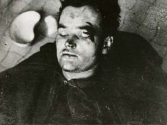 První snímek mrtvého rotmistra Jana Kubiše pořízený gestapem 18. června 1942 v lazaretu SS v Praze.
