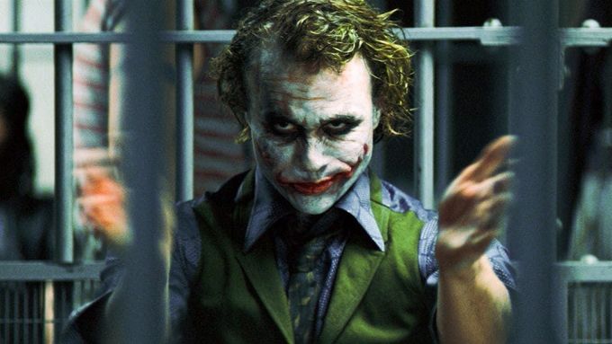 Heath Ledger hrál Jokera ve filmu Temný rytíř z roku 2008.