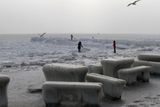 Procházka po břehu zamrzlého Černého moře v ukrajinském přístavu Oděsa.