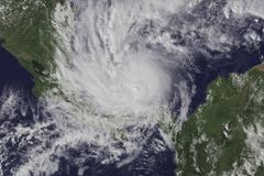 Hurikán Otto zabil v Kostarice devět lidi. Jako tropická bouře přešel nad Pacifik