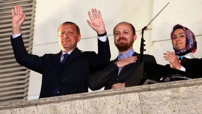 Turecký premiér Recep Erdogan zdraví příznivce po vítězných komunálních volbách.