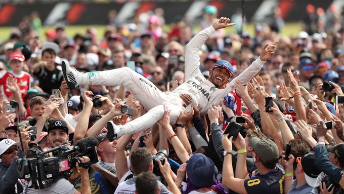 Lewis Hamilton se po loňském triumfu v Silverstone ocitl nad hlavami fanoušků jako rocková hvězda.