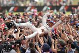 Lewis Hamilton je tak na koni a neodpustil si další ze svých "velkohubých" prohlášení. Na formuli 1 se prý lidé dívají hlavně kvůli němu, neboť on je tou jedinou skutečnou hvězdou.