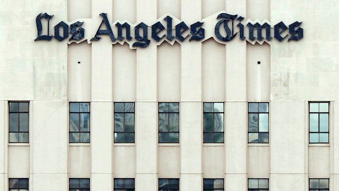 Hromadné propouštění se nevyhýbá ani těm nejzavedenějším médiím. Deník Los Angeles Times se před pár dny musel rozloučit s pětinou zaměstnanců.