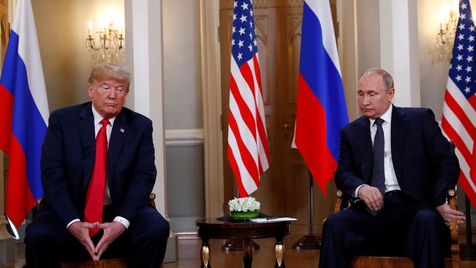 Setkání amerického a ruského prezidenta Donalda Trumpa a Vladimira Putina letos v červenci.