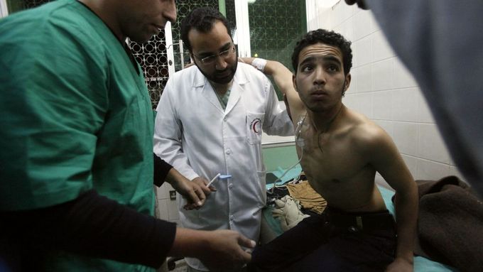 Lékaři ošetřují zraněného v nemocnici al-Džala v Benghází.
