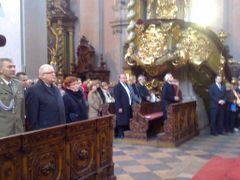 Dvě minuty ticha za polské oběti v pravé poledne drželi i účastníci mše (sloužené v polštině) v pražském kostele sv. Jiljí
