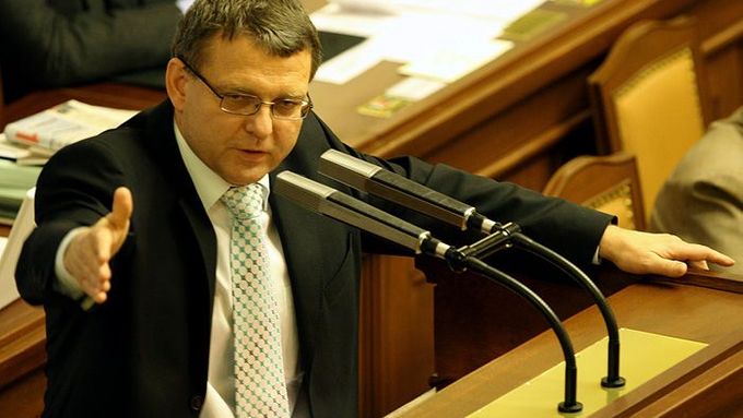 Místopředseda Sněmovny Lubomír Zaorálek (ČSSD) v jednom z prvních příspěvků řekl, že by to bylo proti našemu angažmá v Evropě a že chce vláda "zpupně" protlačit radar zítra Senátem ve starém složení.