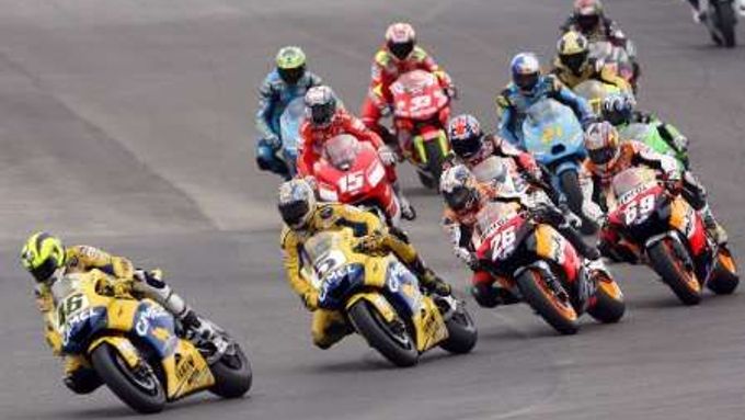 Dramatickou sezonou se jezdci MotoGP rozloučili s motocykly o objemu 990 ccm.