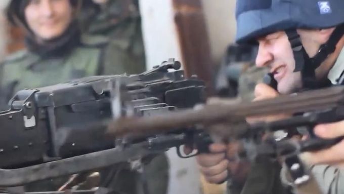 Michail Porečenkov střílí na ukrajinské vojáky.