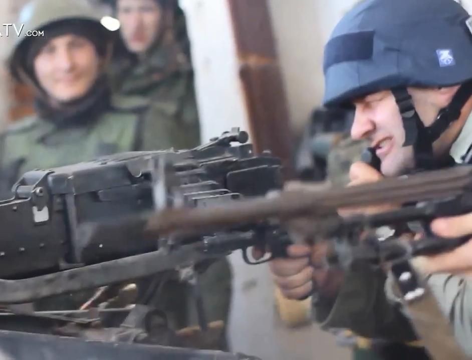 Michail Porečenkov střílí na ukrajinské vojáky