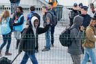 Francie vyklízí zbytky tábořiště u Calais, odváží na 1500 mladistvých uprchlíků