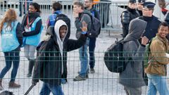 Mladiství uprchlíci opouštějí Džungli v Calais